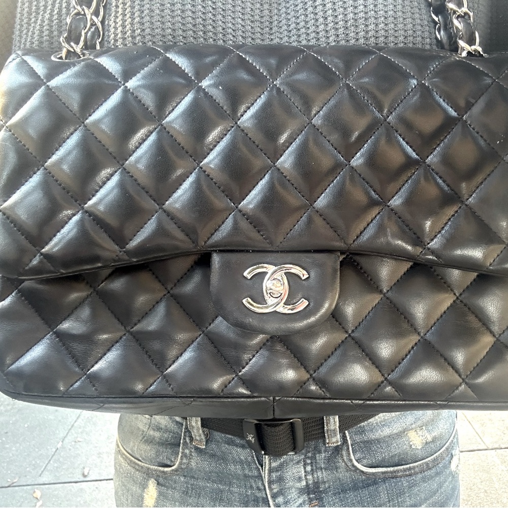 100% authentic; CHANEL jumbo double flap in classic lambskin bag.